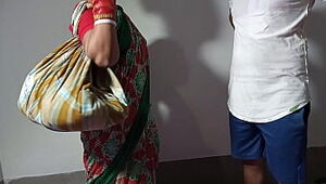 बर्तन बेचने आयी जवान आंटी को जमकर चोदा - साफ हिंदी आवाज में